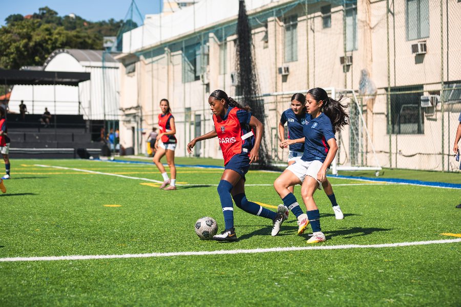 Atleta da PSG Academy Brasil em treino com bola