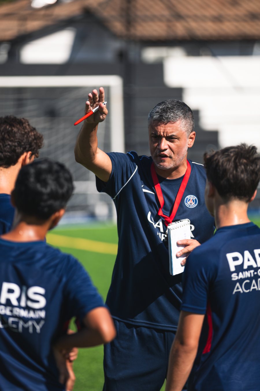 Treinador certificado orientando atletas da PSG Academy