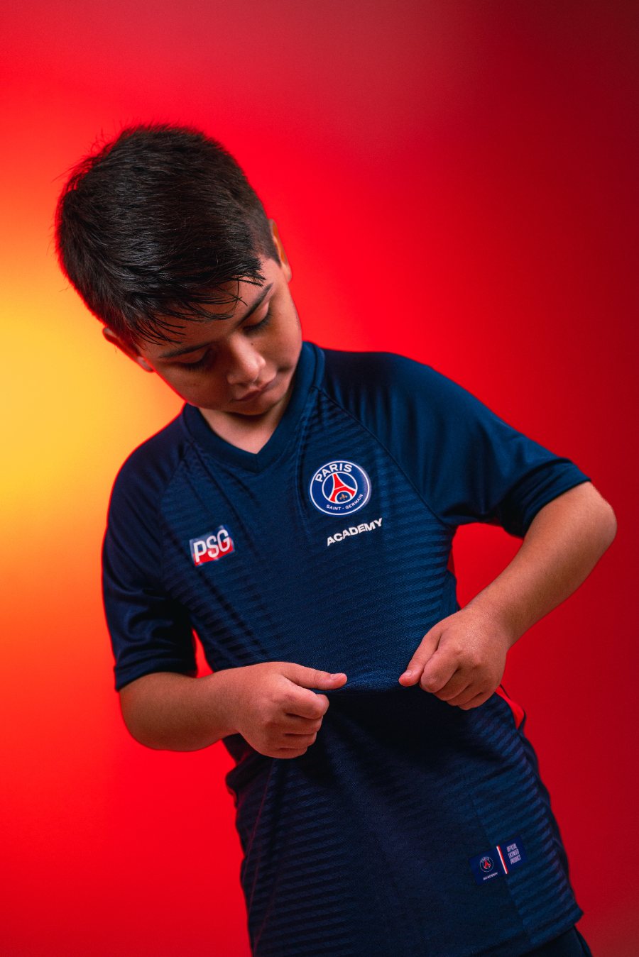 Atleta com o uniforme oficial da PSG Academy